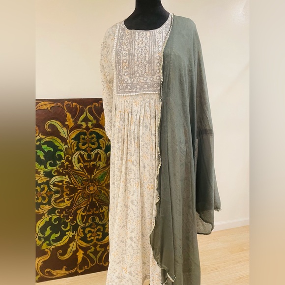 White 3 piece Kurti set with Bandhani pants and chiffon Duppatta . - Picture 2 of 5